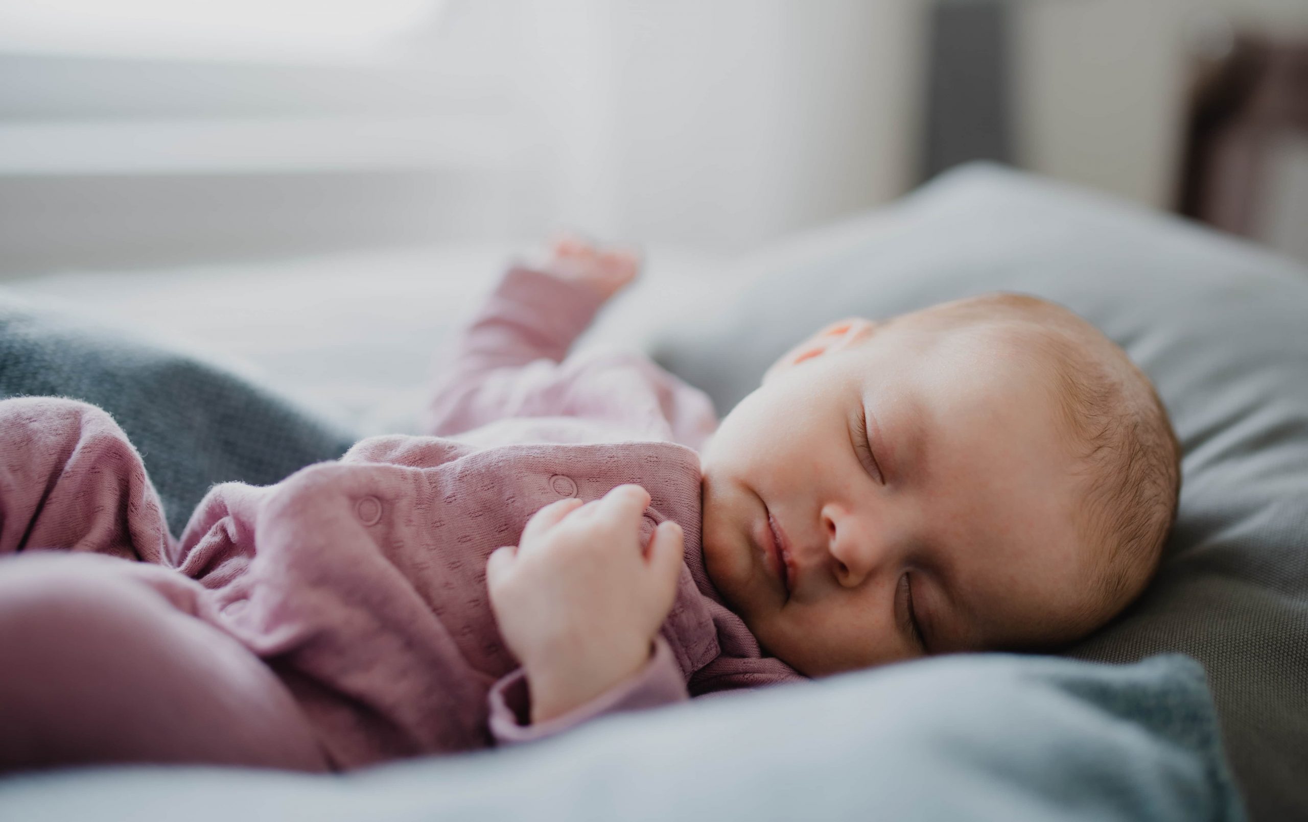 Zo slaapt je baby comfortabel in de zomer: Tips en informatie over baby slaapzakken